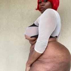 Ebony Influencer’s secret nudist life🤤